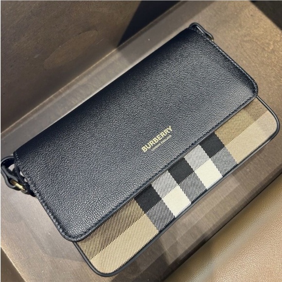 🔥🔥🔥100% Authentic Burberry Crossbody bag - Picture 2 of 12